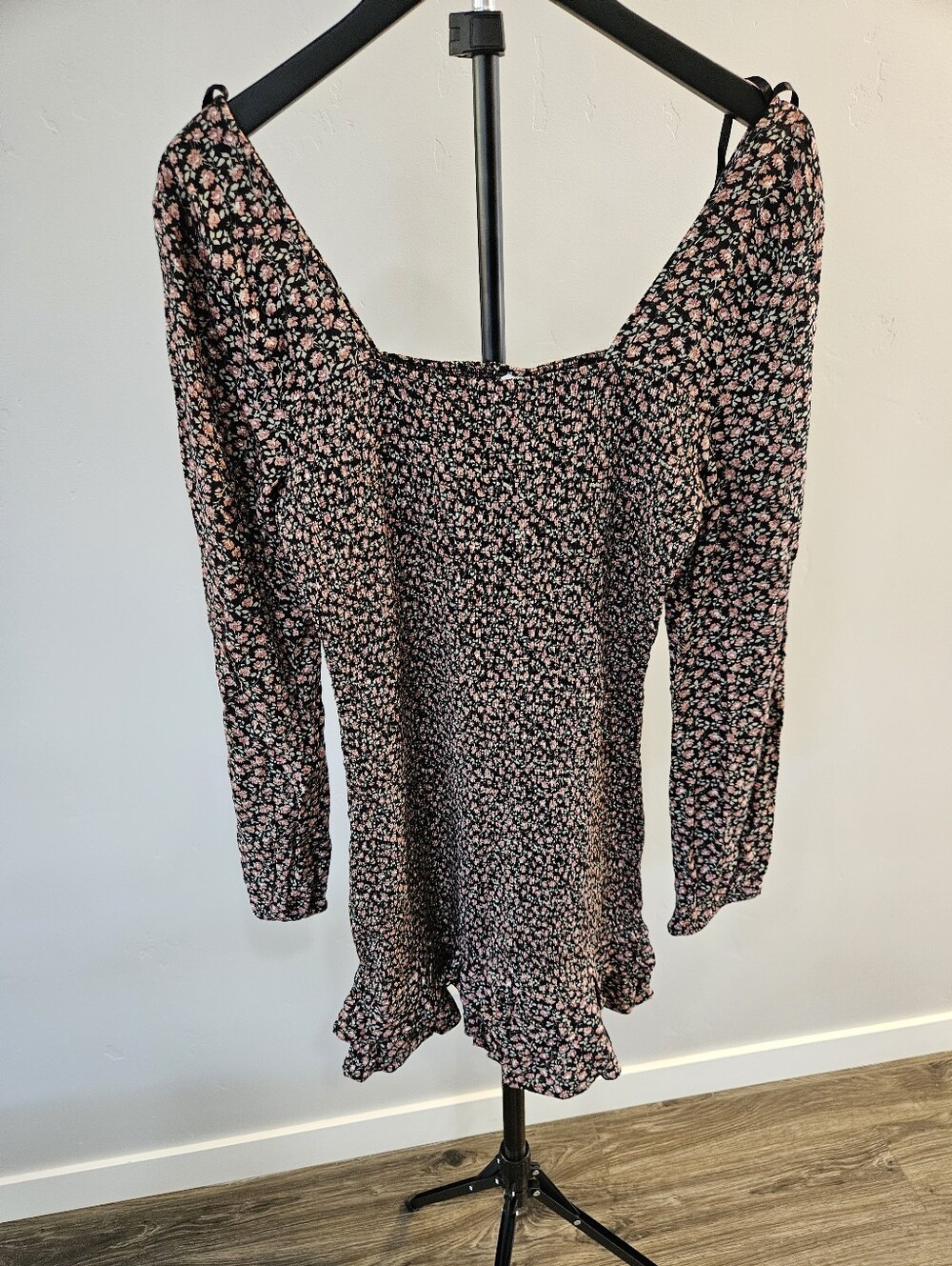 West of Melrose Garden Party Smocked Ruffle Hem. Size M - Picture 2 of 6